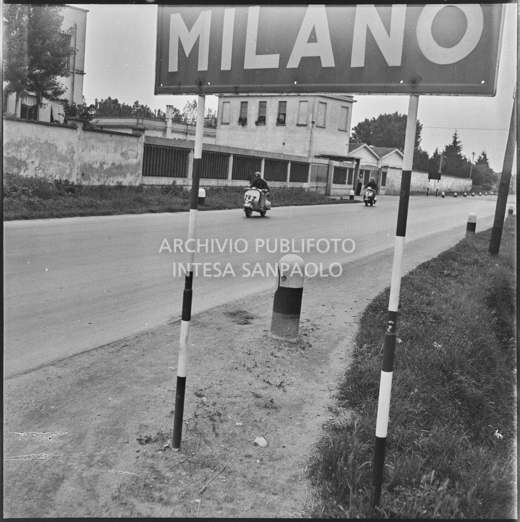 Il concorrente Dino Ghezzi del Vespa Club di Monza (numero di gara 297) a Milano durante la competizione sportiva 1000 Km Vespistica del 1954<br>216458