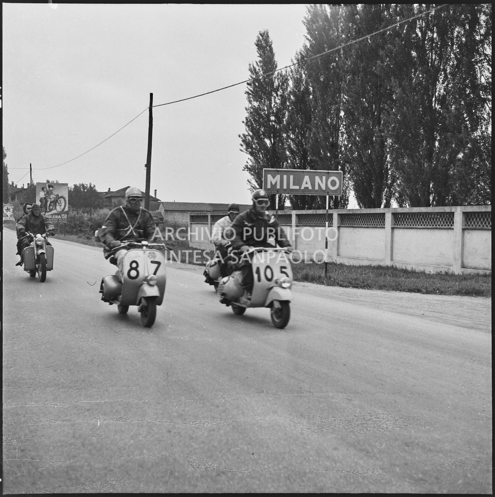 Alcuni concorrenti entrano in Milano durante la competizione sportiva 1000 Km Vespistica del 1954<br>216459