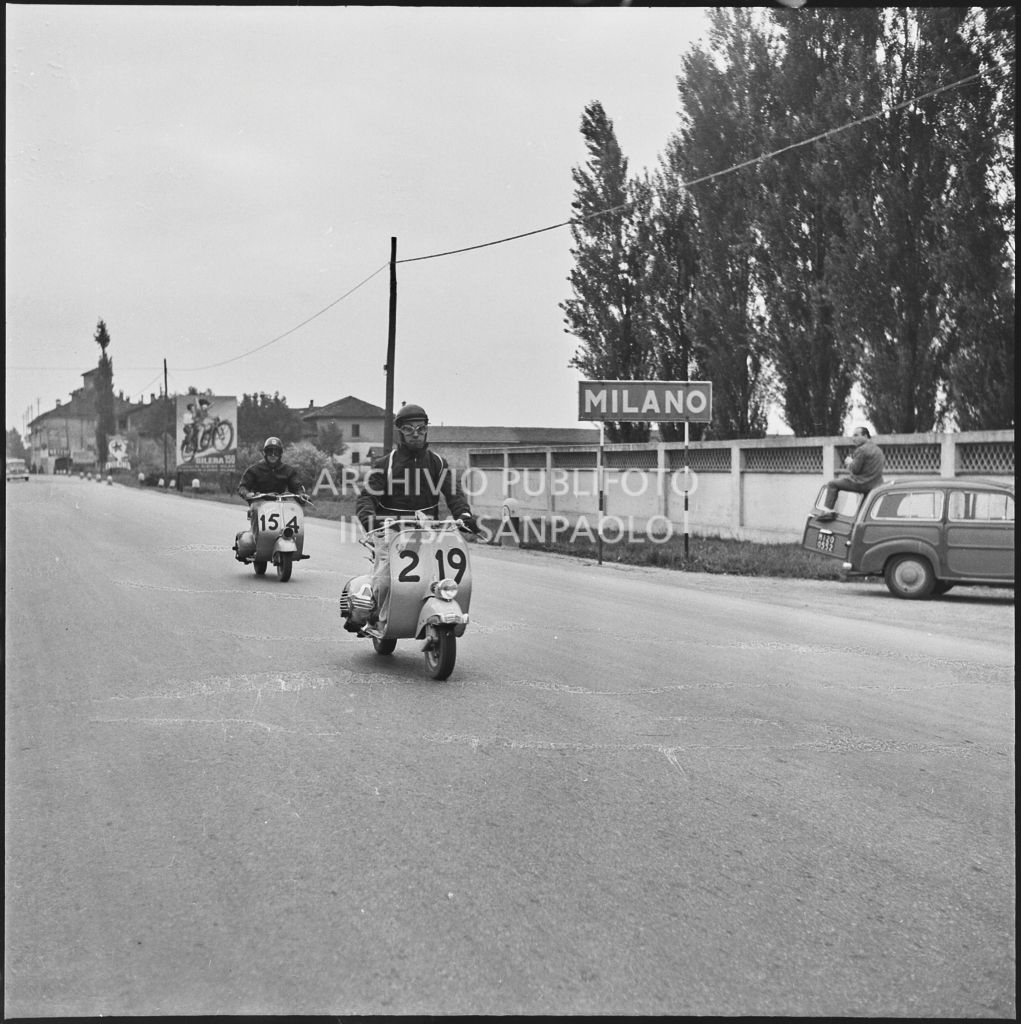 Alcuni concorrenti entrano in Milano durante la competizione sportiva 1000 Km Vespistica del 1954<br>216460