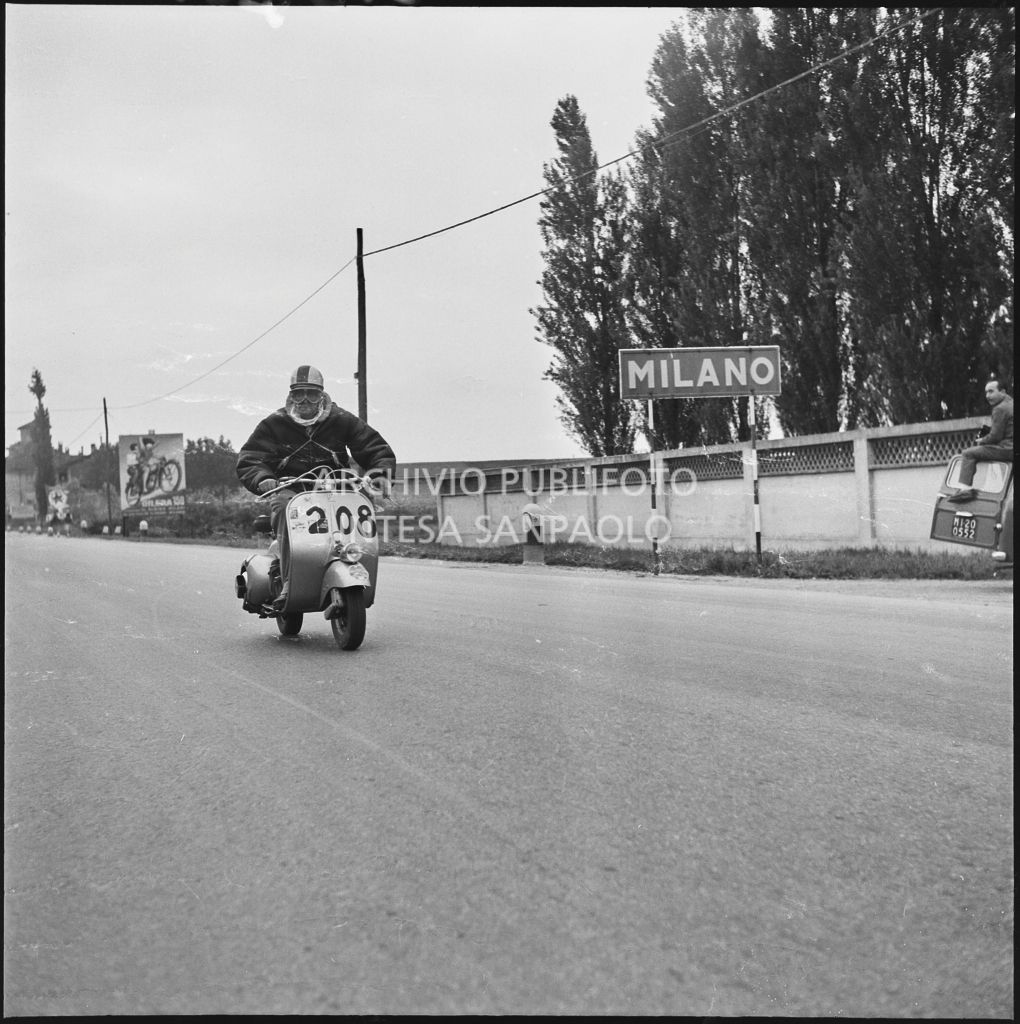 Un concorrente (numero di gara 208) a Milano durante la competizione sportiva 1000 Km Vespistica del 1954<br>216461