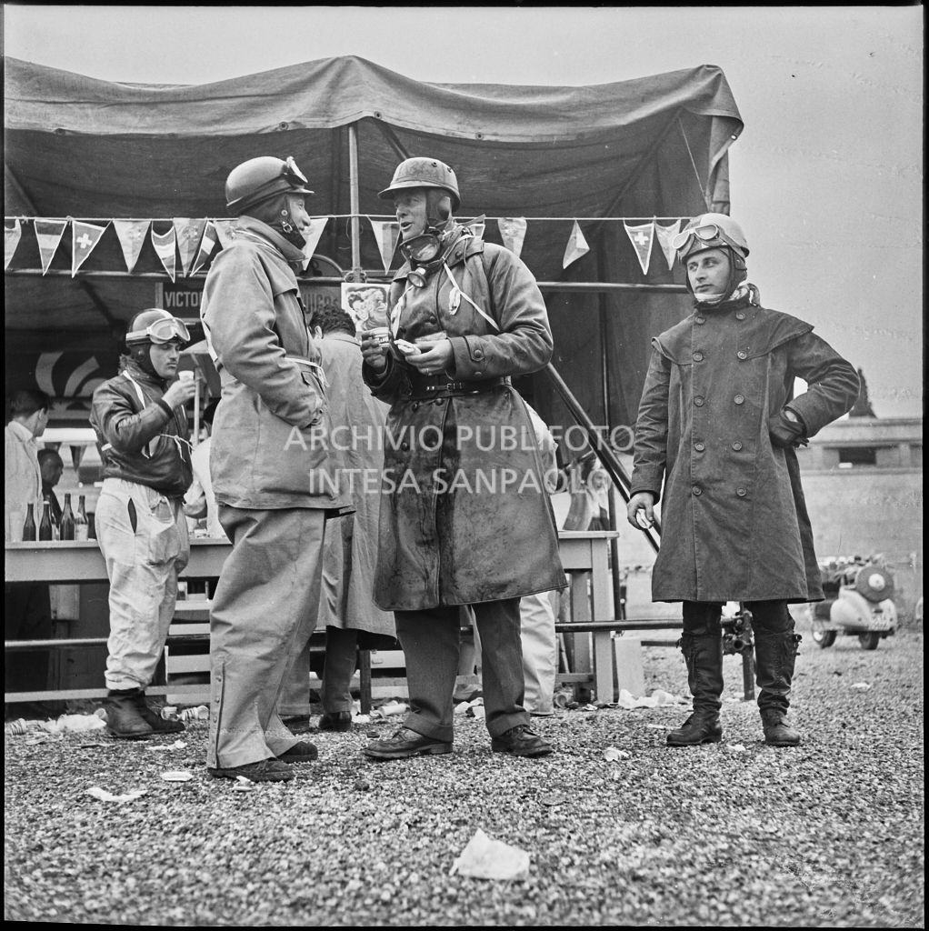 Alcuni concorrenti durante un momento di pausa dalla competizione sportiva 1000 Km Vespistica del 1954<br>216463
