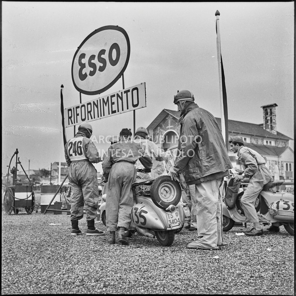 Pausa per rifornimento durante la competizione sportiva 1000 Km Vespistica del 1954<br>216466