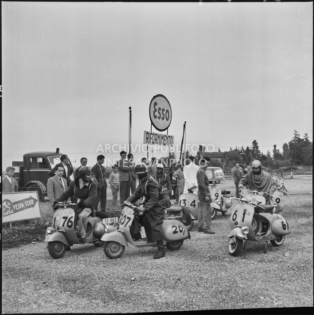 Momento di pausa dalla competizione sportiva 1000 Km Vespistica del 1954<br>216469
