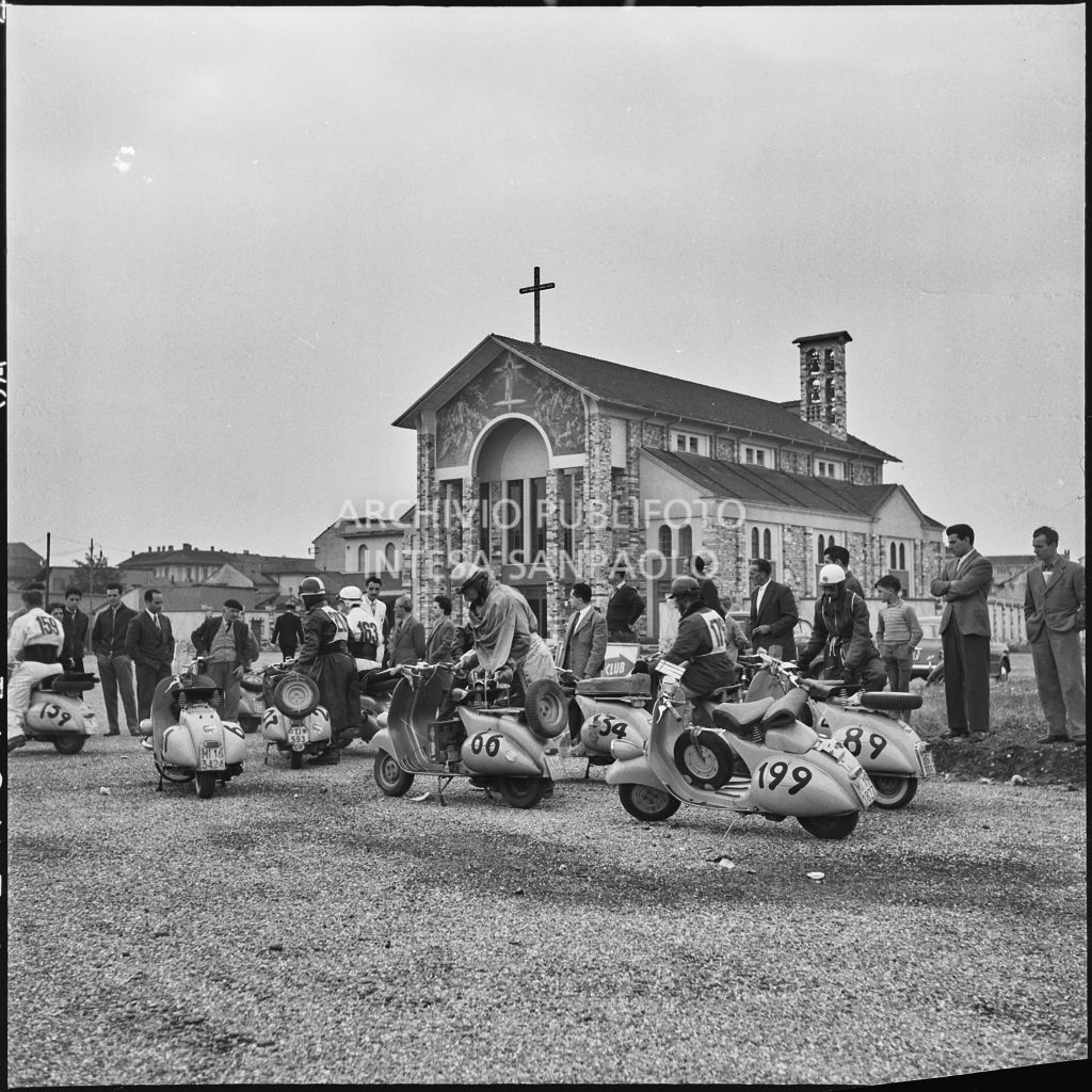 Momento di pausa dalla competizione sportiva 1000 Km Vespistica del 1954<br>216472