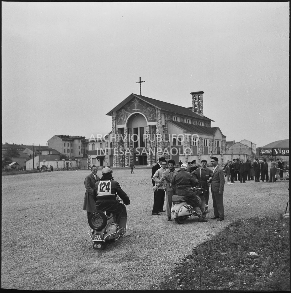 Momento di pausa dalla competizione sportiva 1000 Km Vespistica del 1954<br>216473