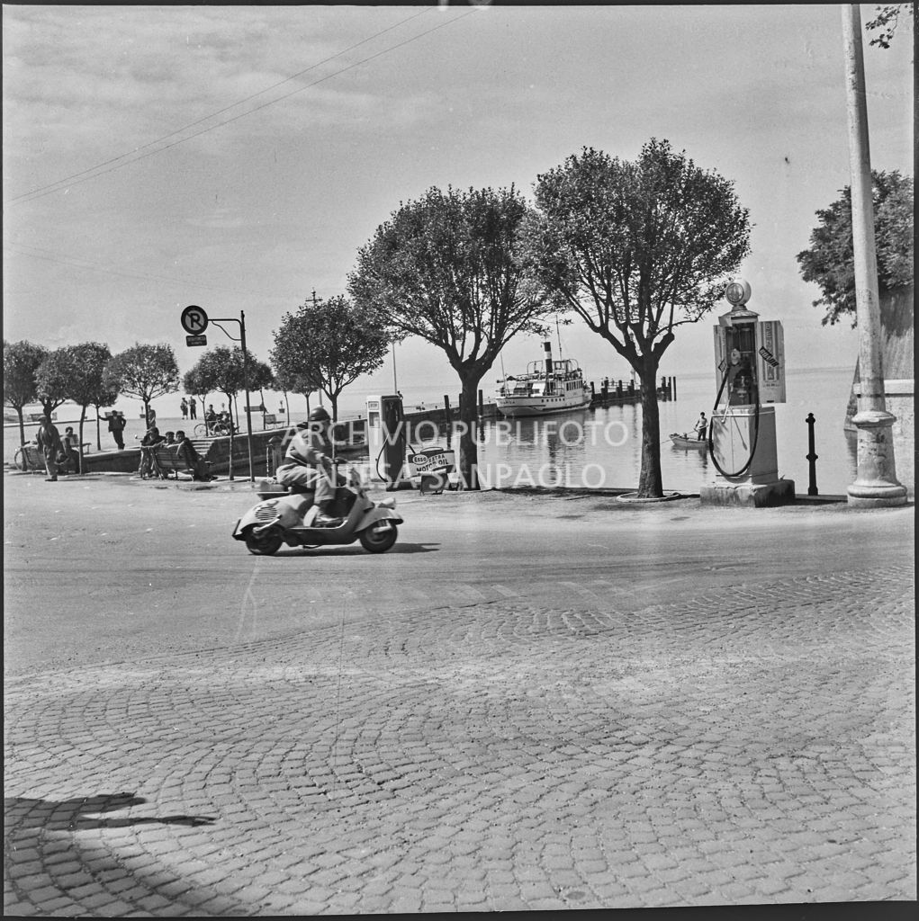Un concorrente durante la competizione sportiva 1000 Km Vespistica del 1954 a Peschiera del Garda<br>216476