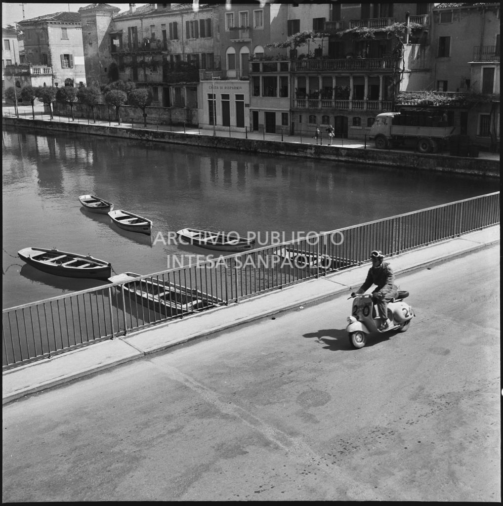 Il concorrente Arturo Capitano (numero di gara 20) durante la competizione sportiva 1000 Km Vespistica del 1954 a Peschiera del Garda<br>216479