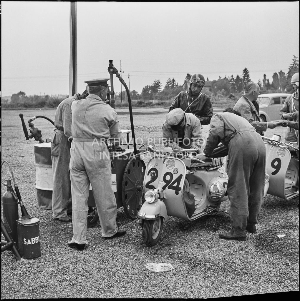 Rifornimento alla Vespa del concorrente Alberto Castellino del Vespa Club di Pallanza (numero di gara 294) durante la competizione sportiva 1000 Km Vespistica del 1954<br>216481