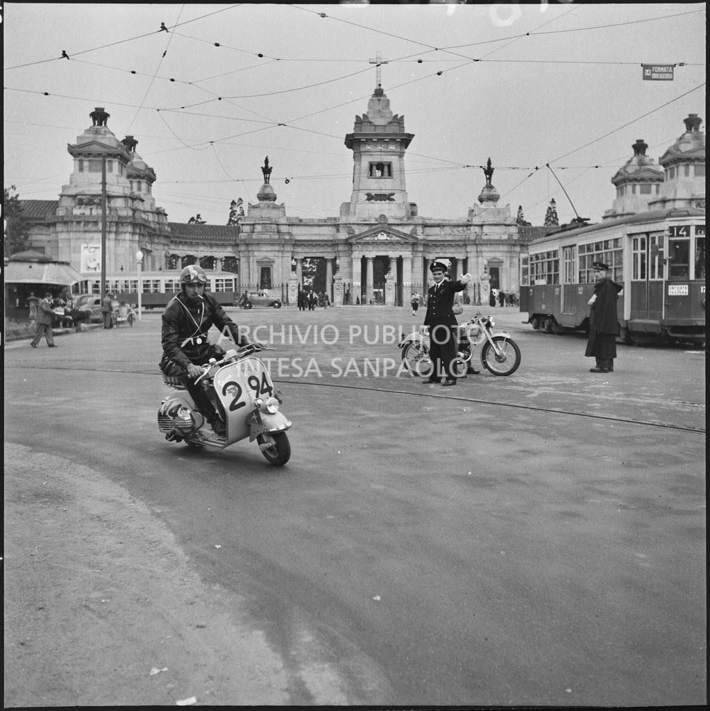 Il concorrente Alberto Castellino del Vespa Club di Pallanza (numero di gara 294) durante la competizione sportiva 1000 Km Vespistica del 1954<br>216482