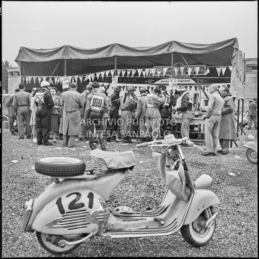 Momento di pausa durante la competizione sportiva 1000 Km Vespistica del 1954<br>216483