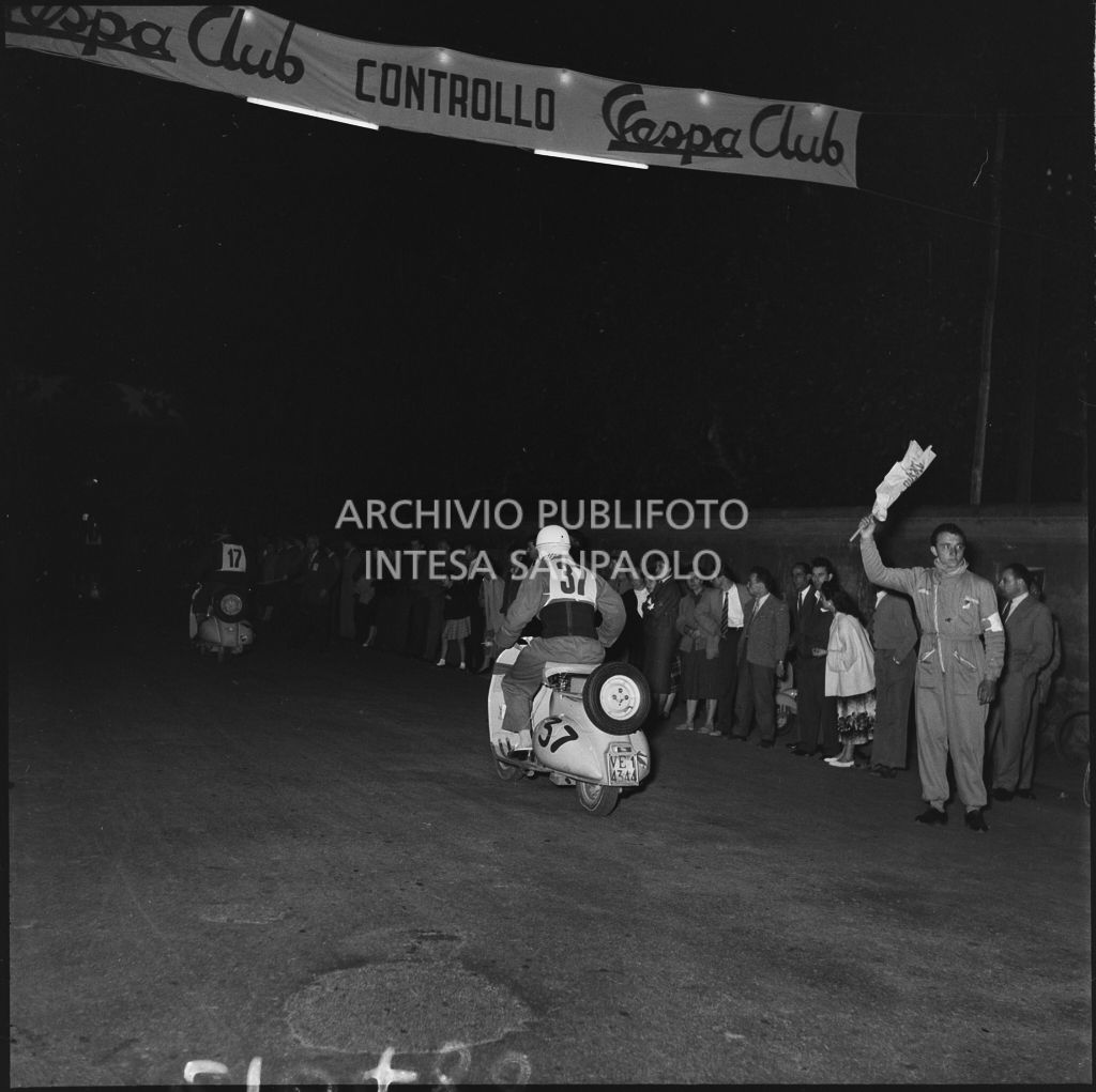 Arrivo del concorrente Lino Mussato del Vespa Club di Venezia (numero di gara 37) al controllo tempi della competizione sportiva 1000 Km Vespistica del 1954<br>216488
