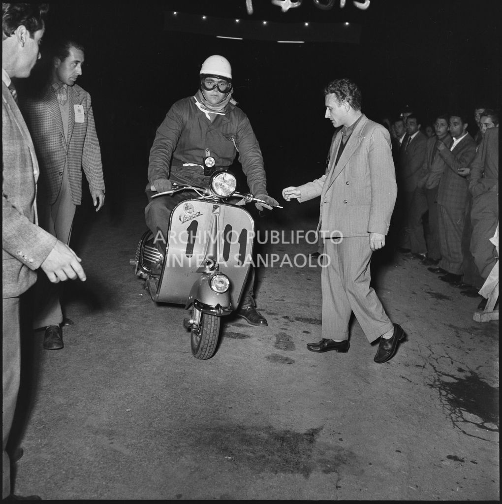 Arrivo di un concorrente (numero di gara 111) al controllo tempi della competizione sportiva 1000 Km Vespistica del 1954<br>216490