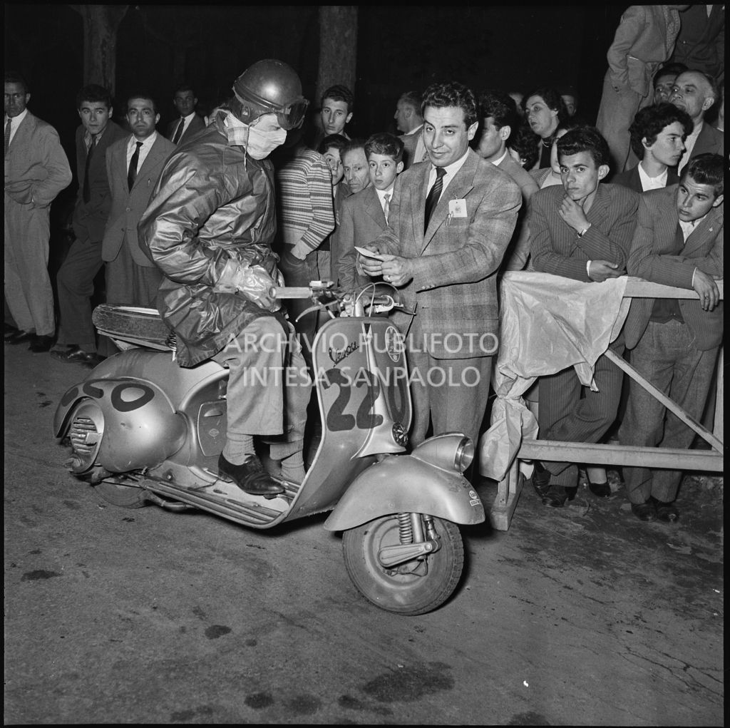 Arrivo di un concorrente (numero di gara 220) al controllo tempi della competizione sportiva 1000 Km Vespistica del 1954<br>216494