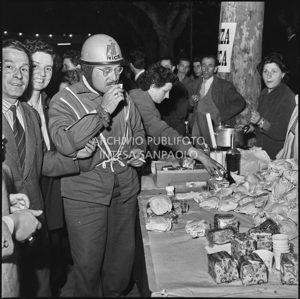 Un concorrente francese della competizione sportiva 1000 Km Vespistica del 1954 beve un caffè durante una pausa<br>216495