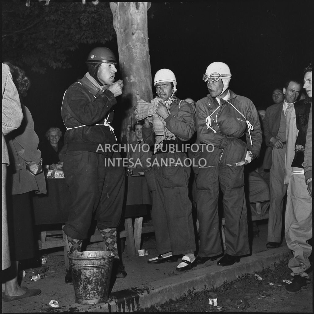 Alcuni concorrenti durante una pausa dalla competizione sportiva 1000 Km Vespistica del 1954<br>216498