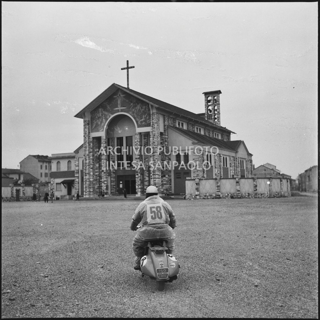 Un concorrente del Vespa Club di Nizza (numero di gara 58) nei pressi di una chiesa durante la competizione sportiva 1000 Km Vespistica del 1954<br>216500