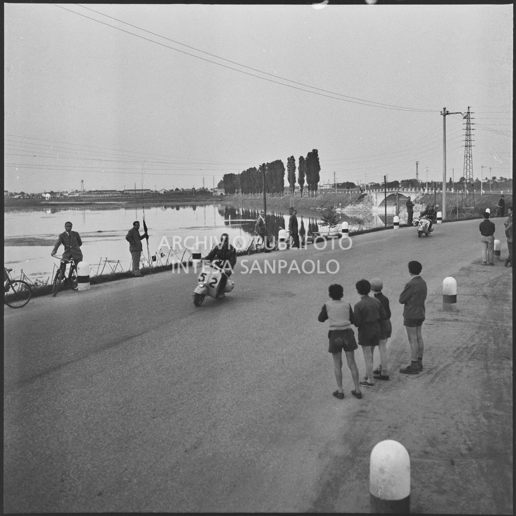 Il concorrente Benito Pagani del Vespa Club di Chiari (numero di gara 52) durante la competizione sportiva 1000 Km Vespistica del 1954<br>216502