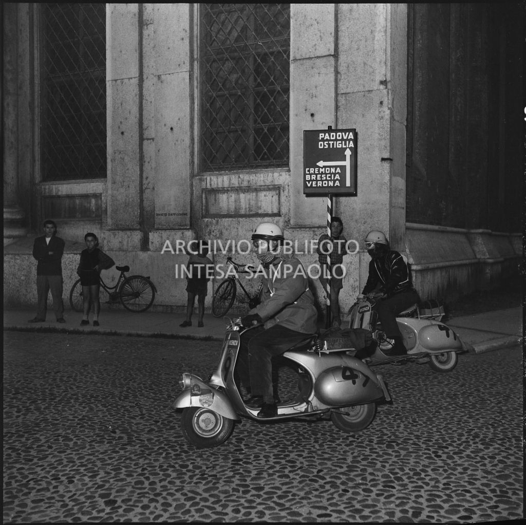 Il concorrente Franco Camurri del Vespa Club di Vicenza (numero di gara 49) durante la competizione sportiva 1000 Km Vespistica del 1954<br>216503