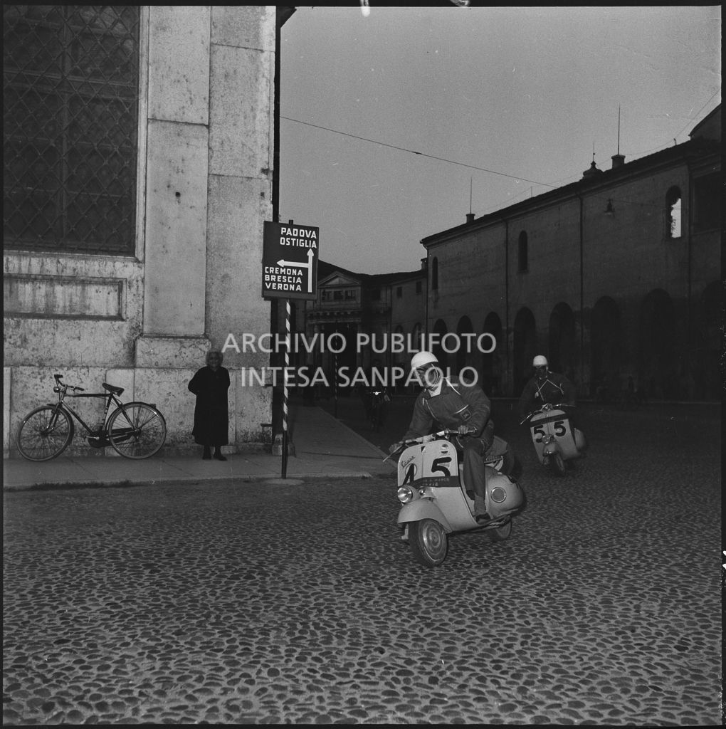 I concorrenti del Vespa Club di Venezia Luigi Bonaldi (numero di gara 45) e  Elia Morchietti (numero di gara 55) durante la competizione sportiva 1000 Km Vespistica del 1954<br>216504