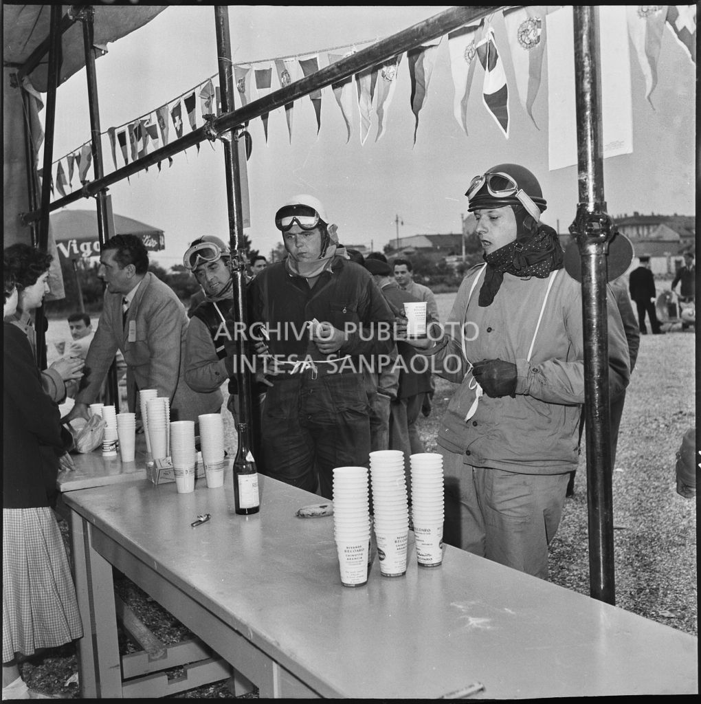 Alcuni concorrenti al punto ristoro durante una pausa dalla competizione sportiva 1000 Km Vespistica del 1954<br>216506