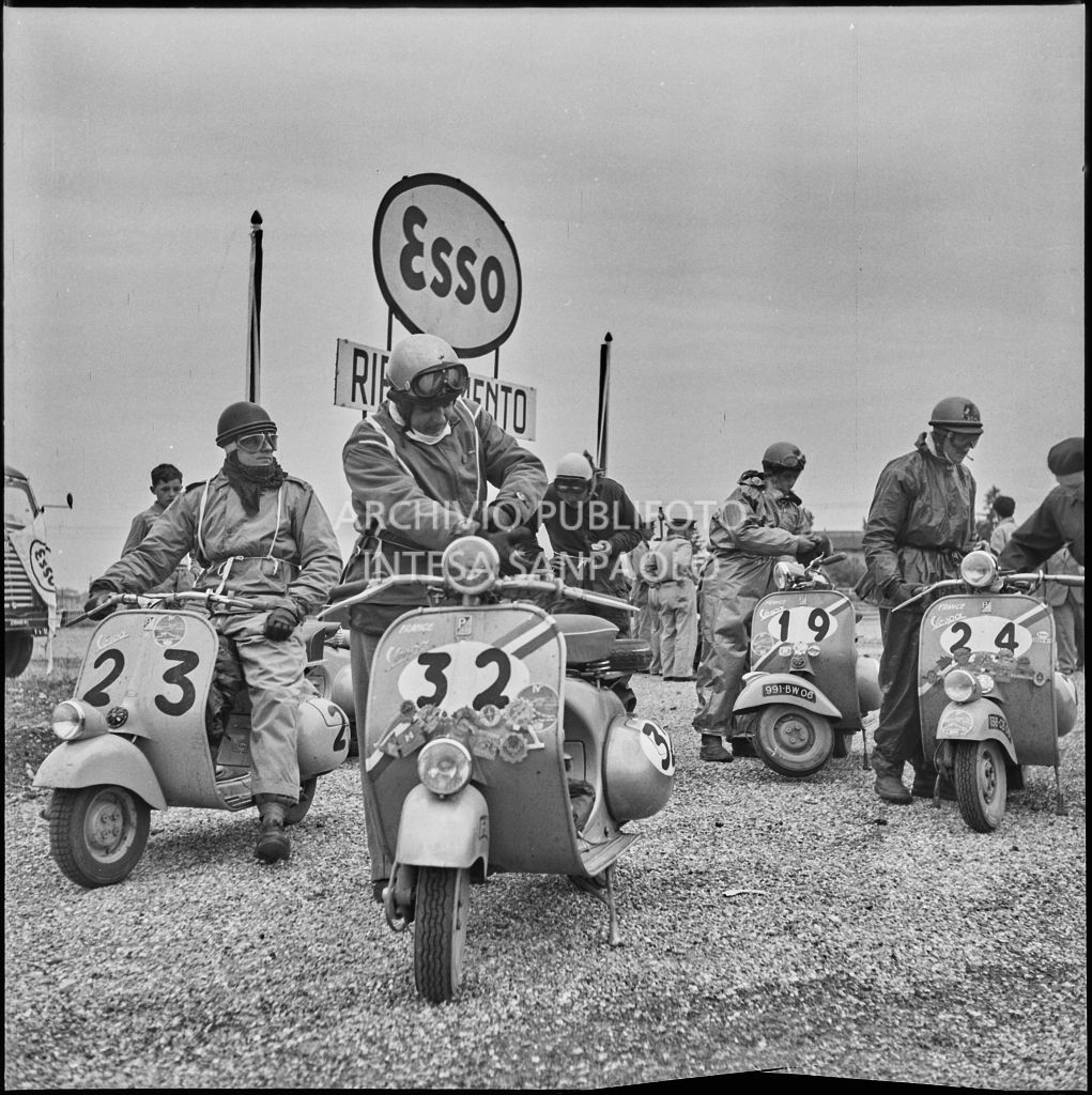 Alcuni concorrenti della competizione sportiva 1000 Km Vespistica del 1954 pronti per la partenza dopo una pausa<br>216507