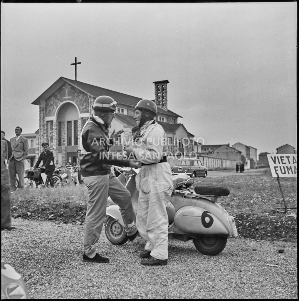 Due concorrenti della competizione sportiva 1000 Km Vespistica del 1954 in un momento di pausa<br>216508