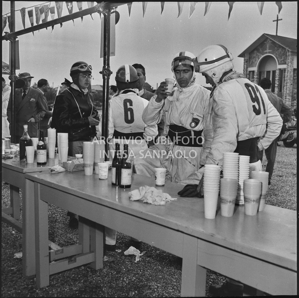 Alcuni concorrenti al punto ristoro durante una pausa dalla competizione sportiva 1000 Km Vespistica del 1954<br>216509
