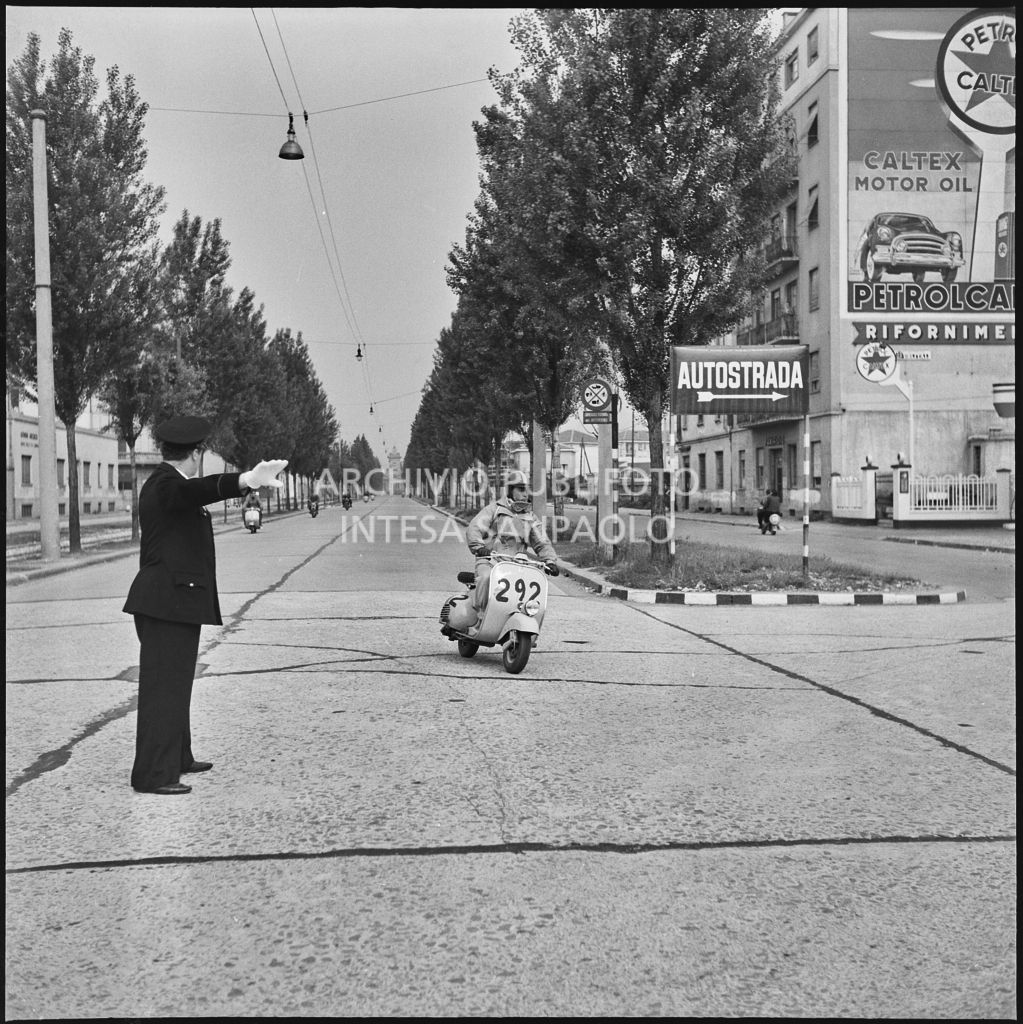 Il concorrente Giovanni Ceglie del Vespa Club di Bari (numero di gara 292) durante la competizione sportiva 1000 Km Vespistica del 1954<br>216511