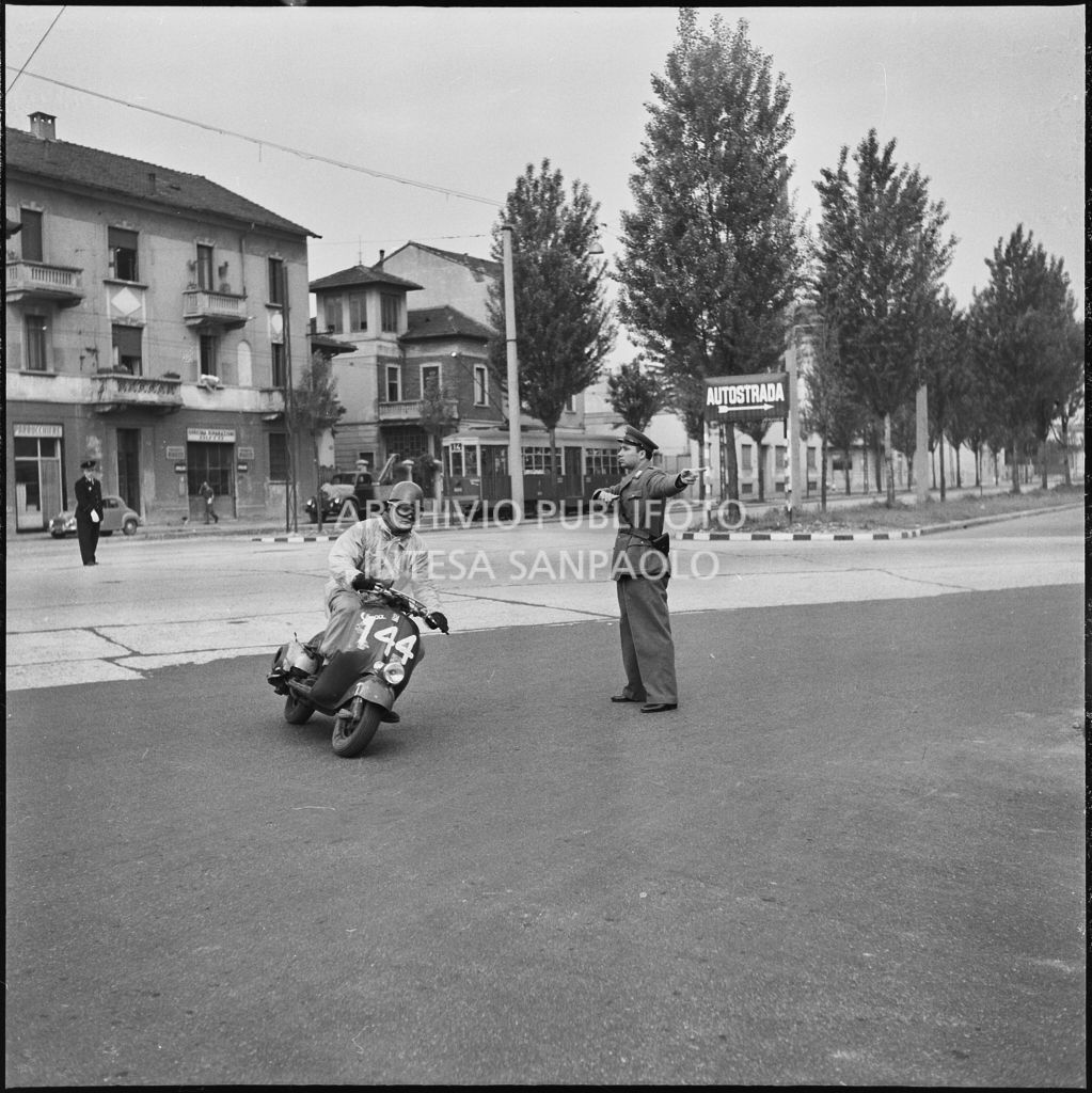 Un concorrente (numero di gara 144) durante la competizione sportiva 1000 Km Vespistica del 1954<br>216512
