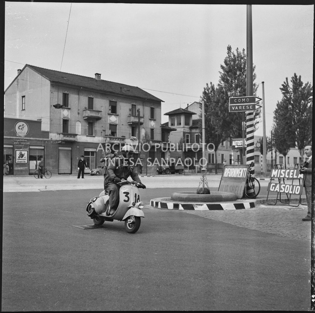 Il concorrente Annibale Stella del Vespa Club di Legnano (numero di gara 318) durante la competizione sportiva 1000 Km Vespistica del 1954<br>216514
