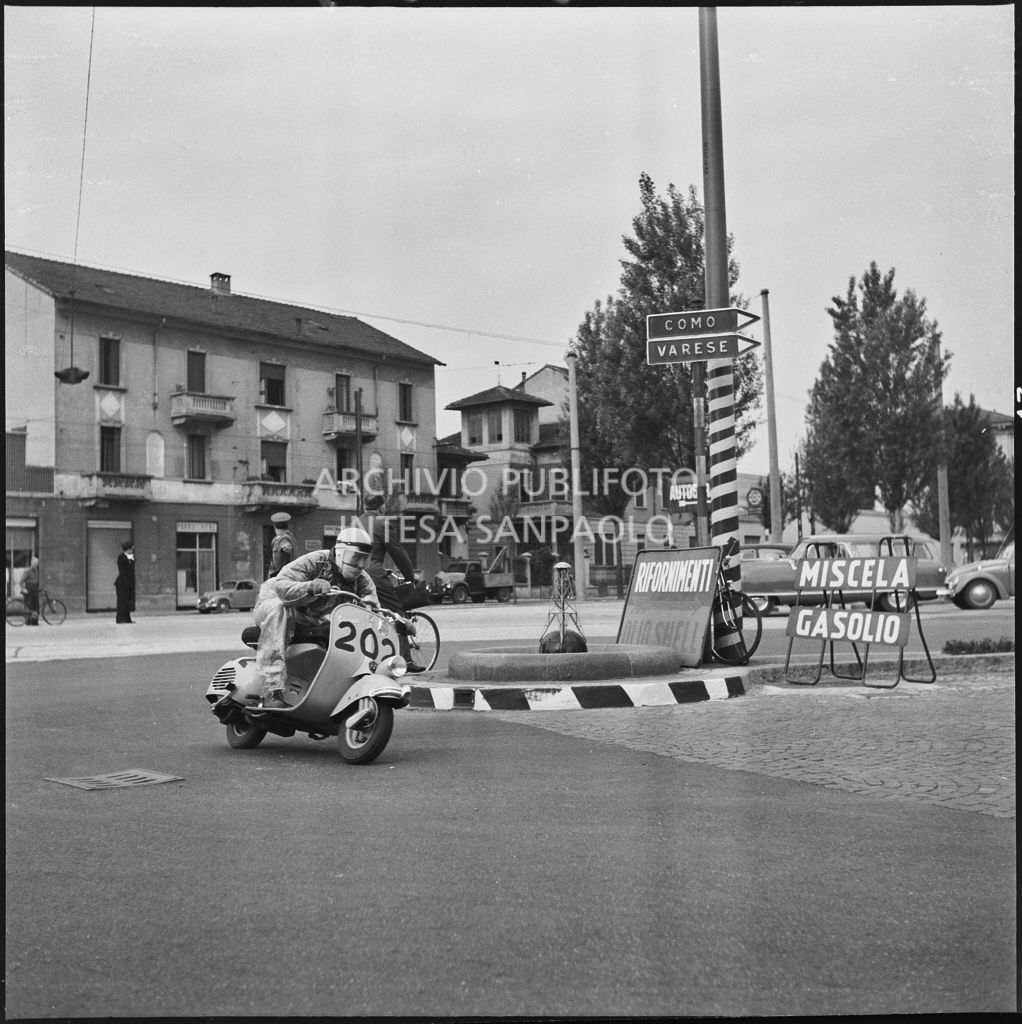 Un concorrente (numero di gara 220) durante la competizione sportiva 1000 Km Vespistica del 1954<br>216515