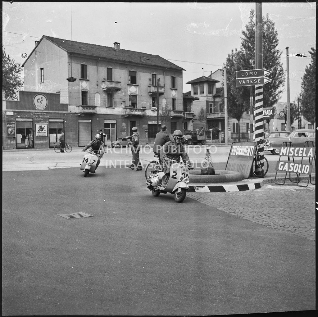 Due concorrenti (numero di gara 220 e 147) durante la competizione sportiva 1000 Km Vespistica del 1954<br>216516