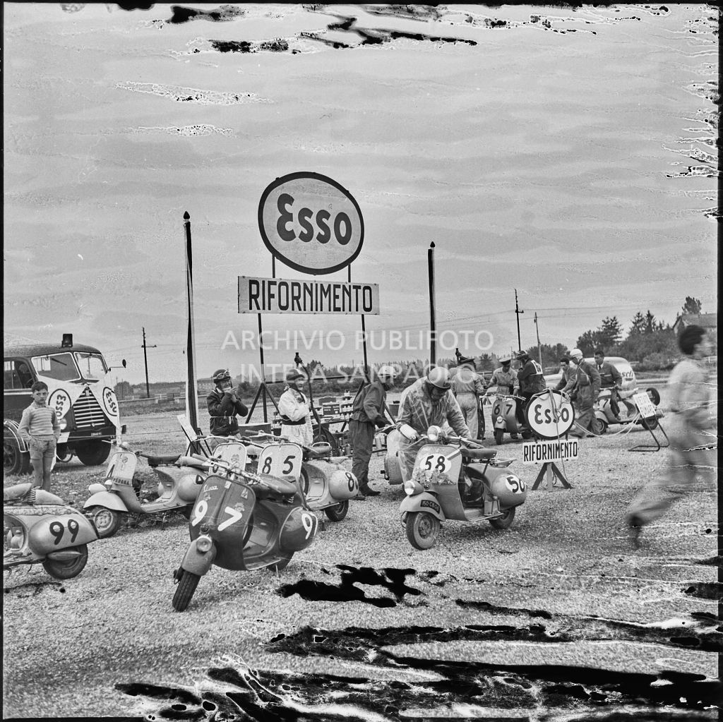 Rifornimento e pausa dalla competizione sportiva 1000 Km Vespistica del 1954<br>216519