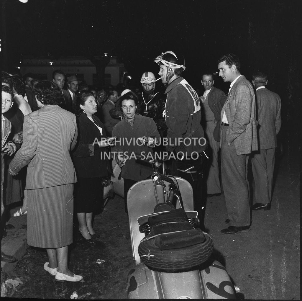 Momento di pausa dalla competizione sportiva 1000 Km Vespistica del 1954<br>216522
