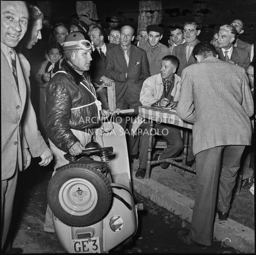 Controllo tempi di un concorrente durante la competizione sportiva 1000 Km Vespistica del 1954<br>216527