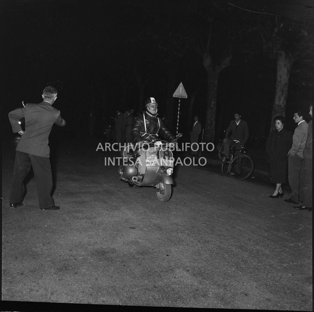 Arrivo del concorrente Bruno Camplani del Vespa Club di Lecco (numero di gara 18) al controllo tempi della competizione sportiva 1000 Km Vespistica del 1954<br>216528