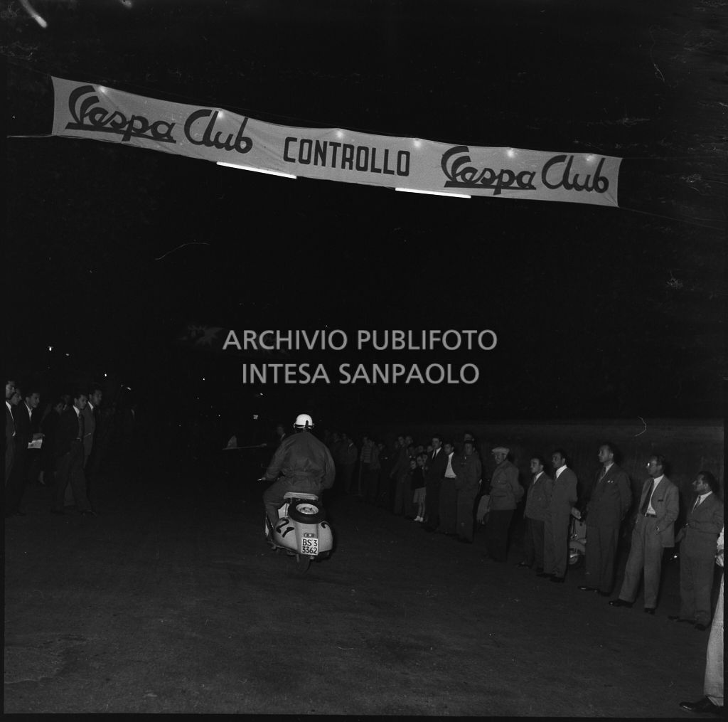 Arrivo di un concorrente al controllo tempi della competizione sportiva 1000 Km Vespistica del 1954<br>216529