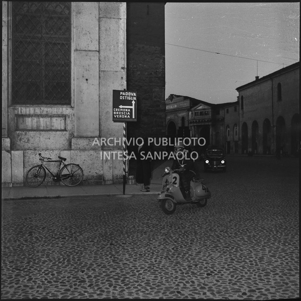 Un concorrente del Vespa Club di Cannes (numero di gara 42) durante la competizione sportiva 1000 Km Vespistica del 1954<br>216530