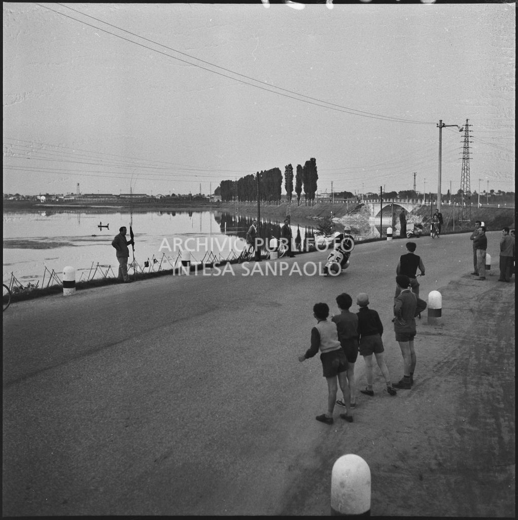 Un concorrente (numero di gara 75) durante la competizione sportiva 1000 Km Vespistica del 1954<br>216531