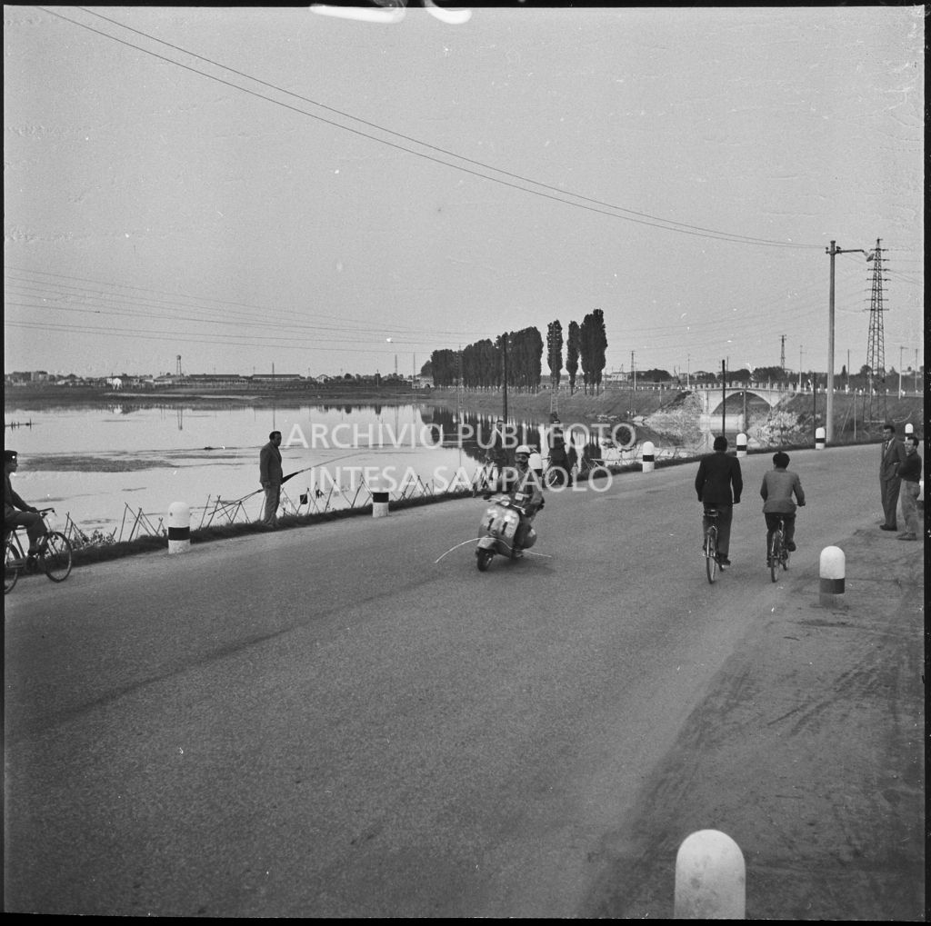 Un concorrente del Vespa Club di Parigi (numero di gara 11) durante la competizione sportiva 1000 Km Vespistica del 1954<br>216532