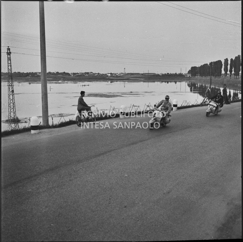 Due concorrenti (numero di gara 4 e 17) durante la competizione sportiva 1000 Km Vespistica del 1954<br>216533