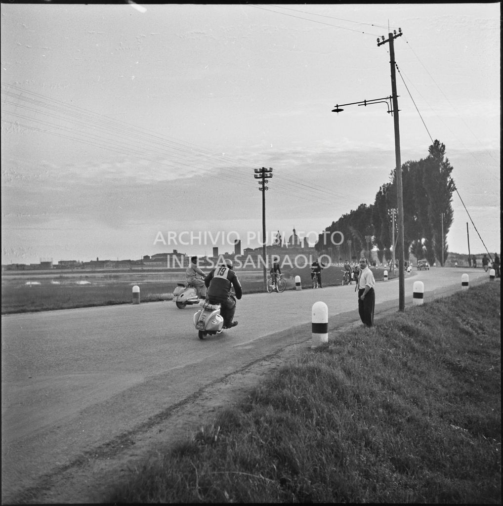 Il concorrente Vaucher del Vespa Club di Parigi (numero di gara 19) durante la competizione sportiva 1000 Km Vespistica del 1954<br>216535