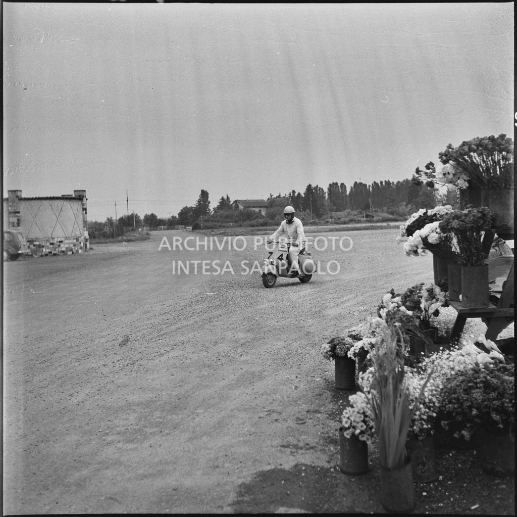 Un concorrente (numero di gara 74) durante la competizione sportiva 1000 Km Vespistica del 1954<br>216536