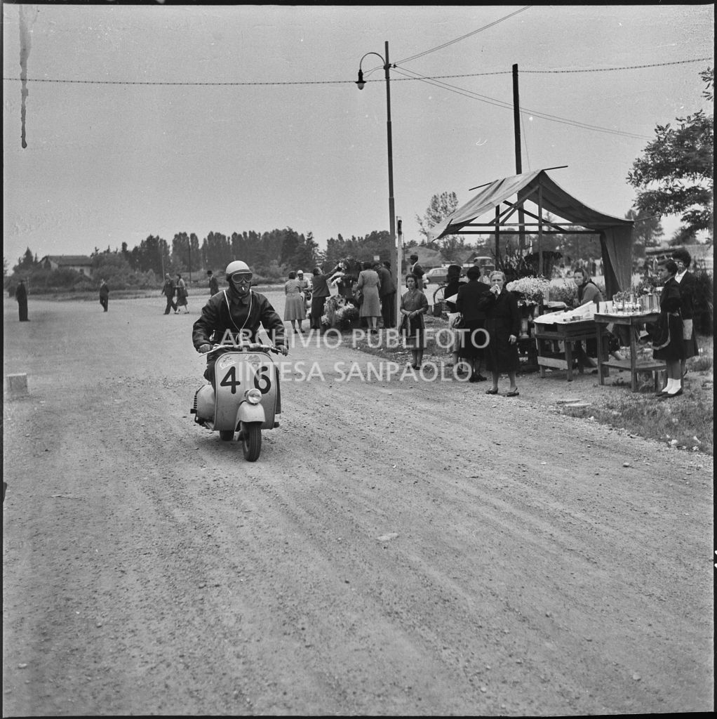 Il concorrente Italo Mosca del Vespa Club di Brescia (numero di gara 46) durante la competizione sportiva 1000 Km Vespistica del 1954<br>216537