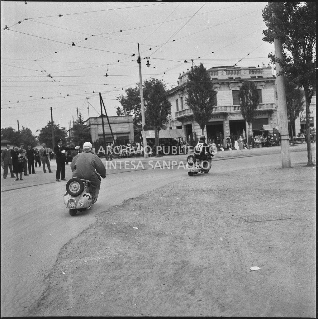 Un momento della competizione sportiva 1000 Km Vespistica del 1954<br>216538
