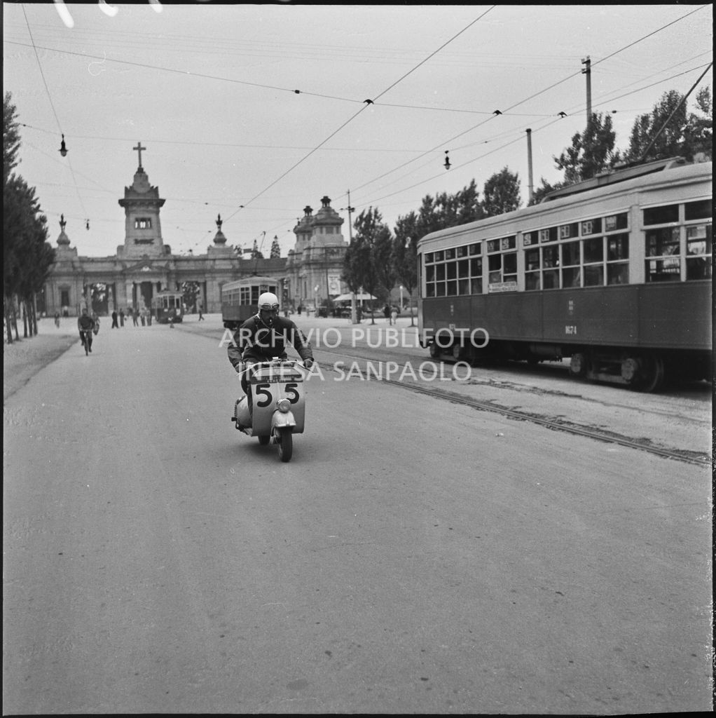 Il concorrente Elia Morchietti del Vespa Club di Venezia (numero di gara 55) durante la competizione sportiva 1000 Km Vespistica del 1954<br>216539