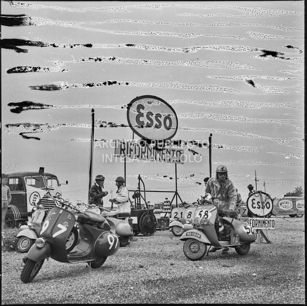 Rifornimento e pausa dalla competizione sportiva 1000 Km Vespistica del 1954<br>216541