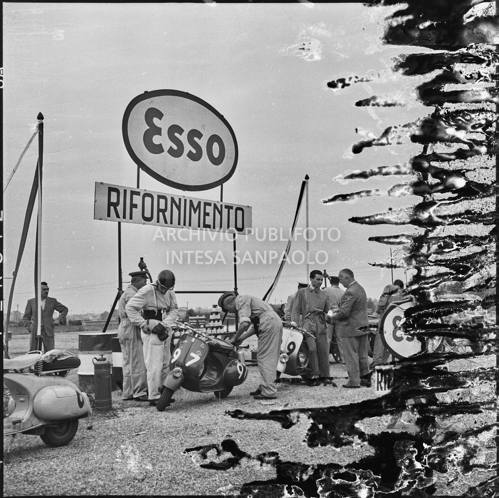 Rifornimento e pausa dalla competizione sportiva 1000 Km Vespistica del 1954<br>216545