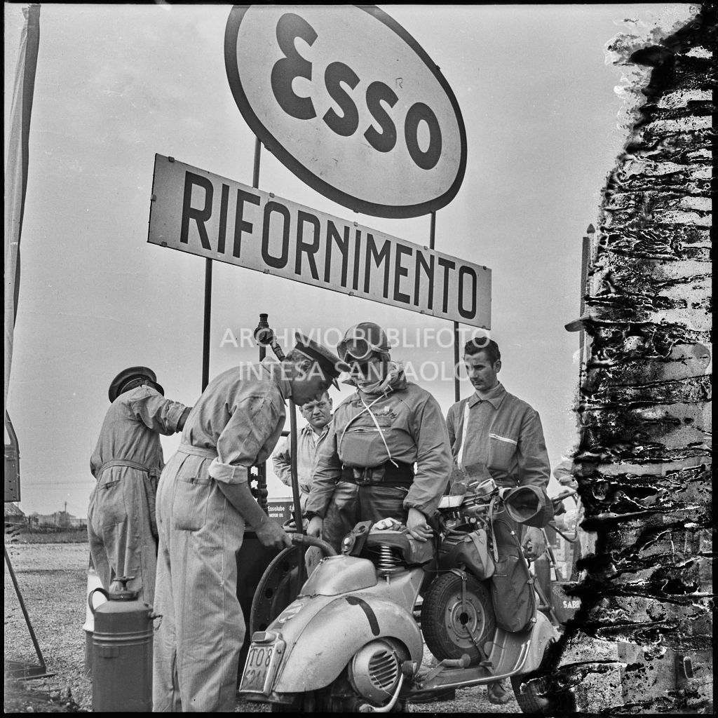 Rifornimento alla Vespa della concorrente Ada Pace del Vespa Club di Torino (numero di gara 1) durante la competizione sportiva 1000 Km Vespistica del 1954<br>216546