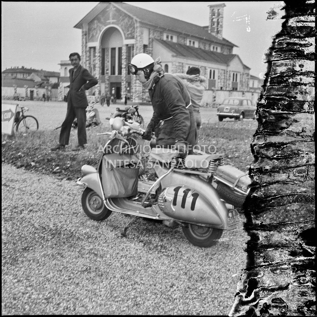 Un concorrente (numero di gara 111) durante una pausa dalla competizione sportiva 1000 Km Vespistica del 1954<br>216547